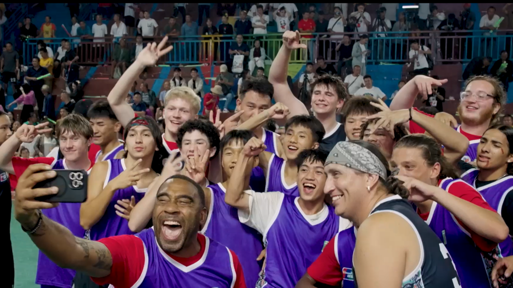 球场共度中秋夜，"村BA"上演中美篮球友谊赛